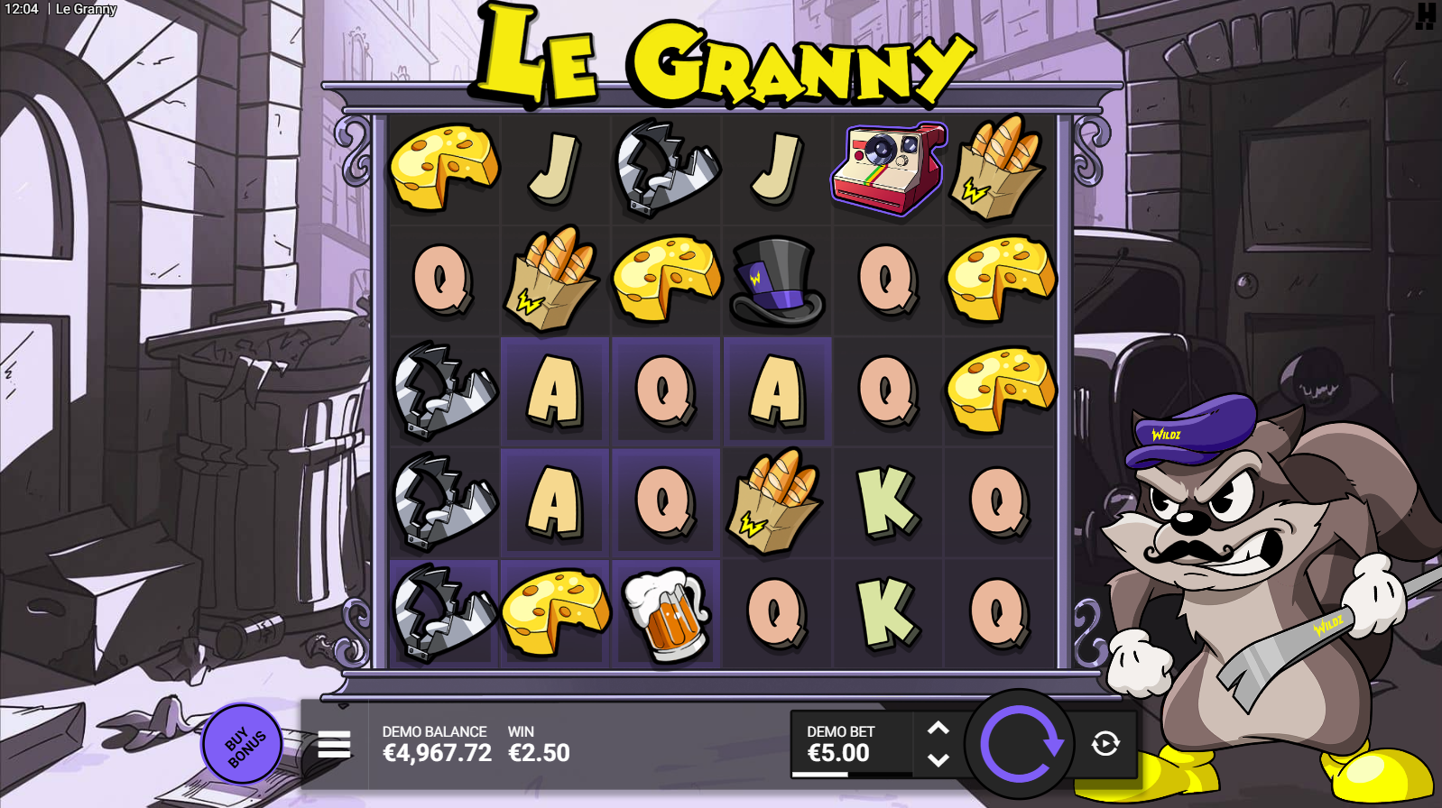 Le Granny base game showing the 6x5 cluster pays grid