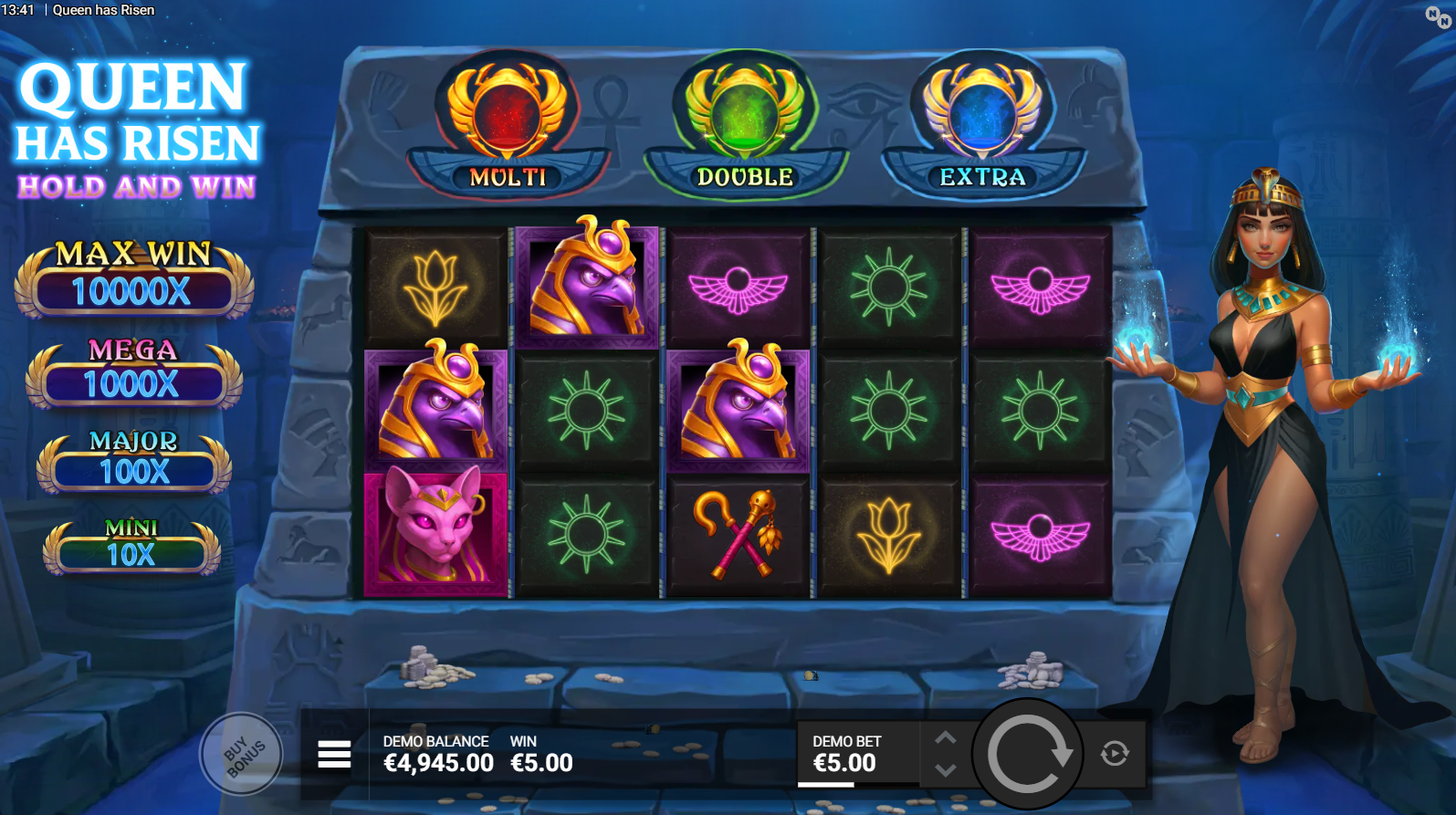 Queen Has Risen base game showing 5x3 reel grid with scarab relics above